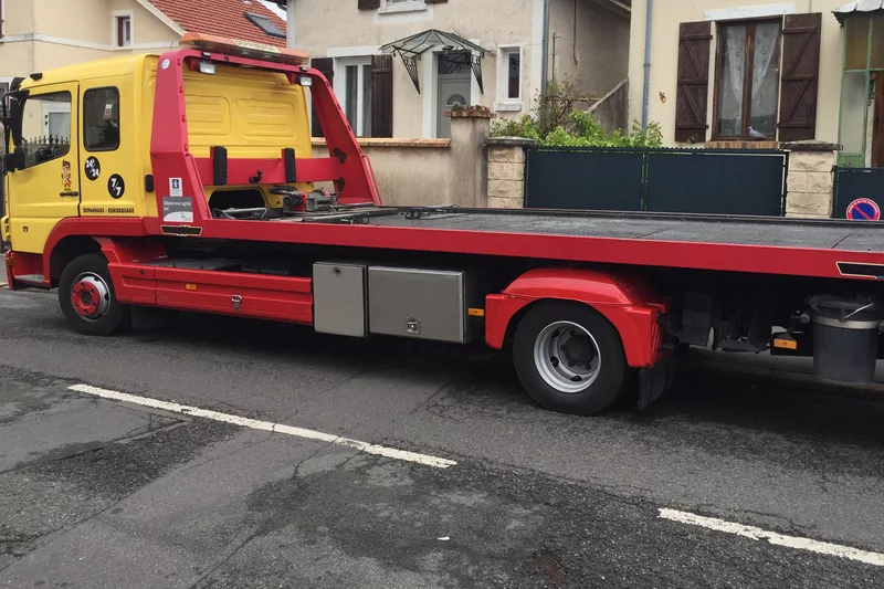 fournisseur-peinture-industrielle-carrosserie-industrielle-camion-plateau Camion plateau en carrosserie industrielle illustrant l’expertise d’un fournisseur de peinture industrielle pour véhicules professionnels